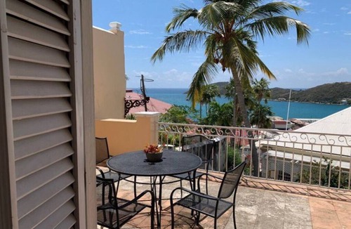 Estate Queens Quarter House | La Terazza w/Queen Bed