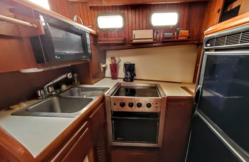 Testman Boat Rental | Live aboard the Tradewinds trawler at Green Cay Marina.