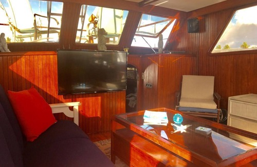 Testman Boat Rental | Live aboard the Tradewinds trawler at Green Cay Marina.