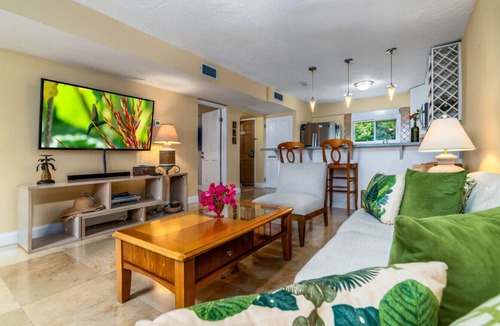 Nazareth Apartment | Luna Sol - Just steps away from the beach and 5 min. to Red Hook!