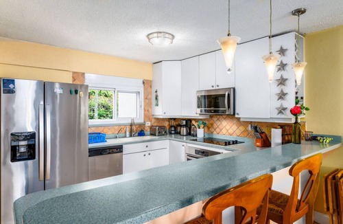 Nazareth Apartment | Luna Sol - Just steps away from the beach and 5 min. to Red Hook!