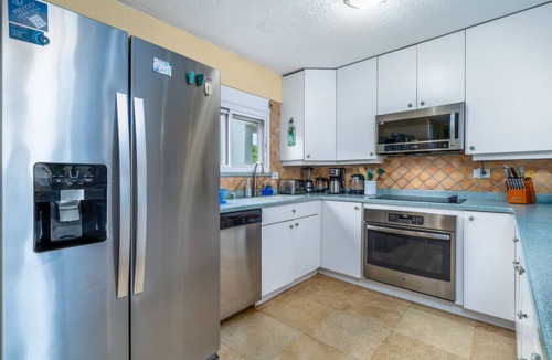 Nazareth Apartment | Luna Sol - Just steps away from the beach and 5 min. to Red Hook!