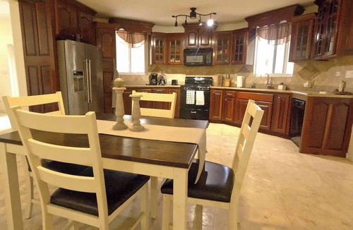 Testman Apartment | Luxury 2 bedroom home next to Buccaneer Resort