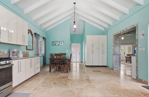 Estate Enfield Green House | Luxury 2 bedroom Waterfront Villa Private Pool, & Spacious Deck