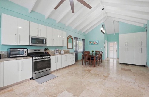 Estate Enfield Green House | Luxury 2 bedroom Waterfront Villa Private Pool, & Spacious Deck