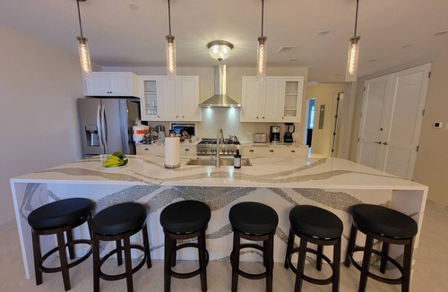 Hart Bay Villa | Luxury Beach Villa-Jacuzzi, Kayaks, SUPs, Snorkel Gear, No Stairs, Close to Town