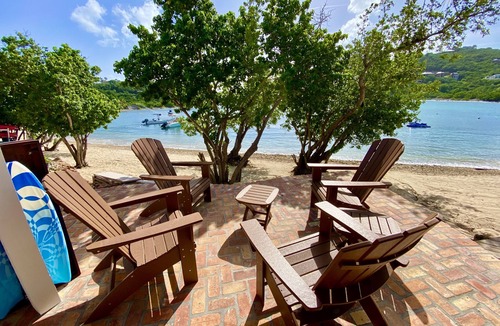 Hart Bay Villa | Luxury Beach Villa-Jacuzzi, Kayaks, SUPs, Snorkel Gear, No Stairs, Close to Town