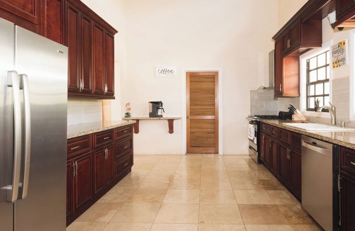 Estate Hermon Hill House | Luxury Short/Long term Hm, 3 BR, 3 BA, Free PK, WiFi, AC, Gen, 5-10 Min beaches.