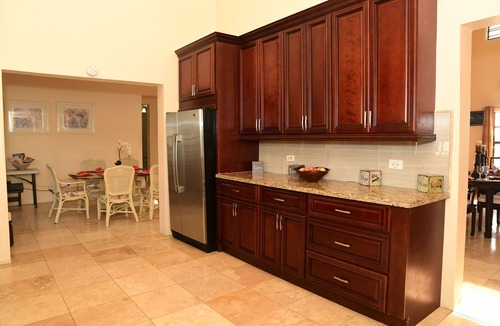 Estate Hermon Hill House | Luxury Short/Long term Hm, 3 BR, 3 BA, Free PK, WiFi, AC, Gen, 5-10 Min beaches.
