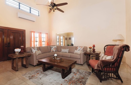 Estate Hermon Hill House | Luxury Short/Long term Hm, 3 BR, 3 BA, Free PK, WiFi, AC, Gen, 5-10 Min beaches.