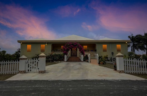 Estate Barren Spot 2 Apartment | Mid-Island beauty! 5 minutes from shopping, dining and the beach.