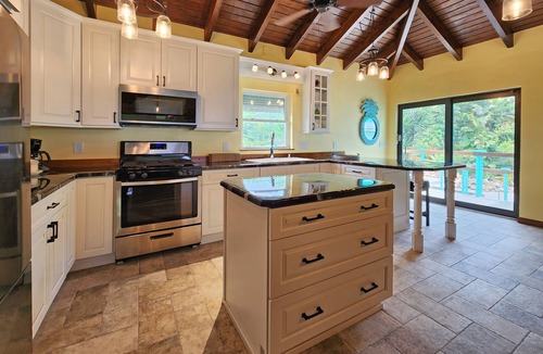 Estate Bellevue Villa | Midnight Sun - 2 bd/1 bth Villa Suite - Spectacular Island & Water Views -Solar