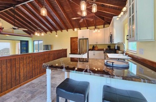 Estate Bellevue Villa | Midnight Sun - 2 bd/1 bth Villa Suite - Spectacular Island & Water Views -Solar