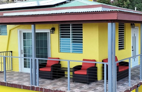 Estate Agnes Fancy House | Modern Updated Hillside Escape + Near Town + Backup Solar + Oceanview