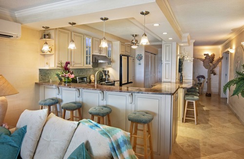 Nazareth Condo | New "CUSTOM" renovation. Beachfront and restaurants 10% off East End Restaurants