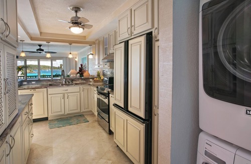 Nazareth Condo | New "CUSTOM" renovation. Beachfront and restaurants 10% off East End Restaurants