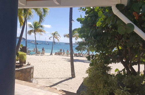 Nazareth Condo | New "CUSTOM" renovation. Beachfront and restaurants 10% off East End Restaurants