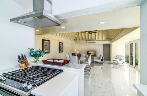 Frydendal Condo | Newly remodeled 3BR condo - walk to Coki Beach!