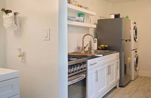 Estate Lovenlund Condo | Ocean View Studio by Magen's Pool & Generator