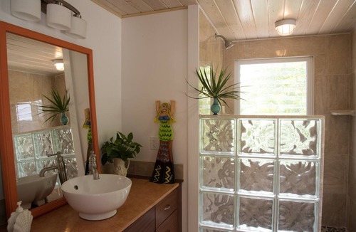 Upper Carolina Apartment | Ocean View Studio w/A/C, Pool, Hot Tub & Sunset Views & Backup Generator