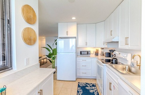 Bolongo Bay Condo | Oceanfront, 3 POOLS, Central Location, Generator!