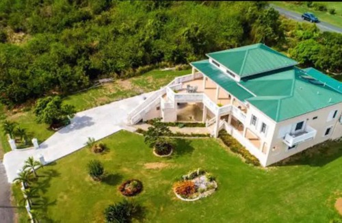 Estate Hermon Hill House | Perfect Family Island Escape w/ 3 BR 3 BTH