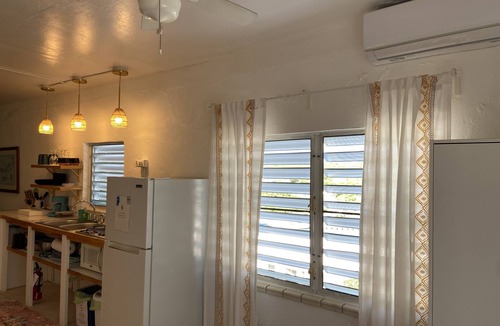 Contant Farms Apartment | Pirate's Cove STJ 🏴‍☠️15 minute walk to town and newly remodeled king 1 bdrm, AC🏝🏴‍☠️