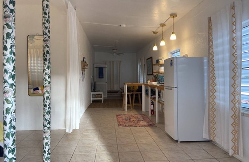 Contant Farms Apartment | Pirate's Cove STJ 🏴‍☠️15 minute walk to town and newly remodeled king 1 bdrm, AC🏝🏴‍☠️