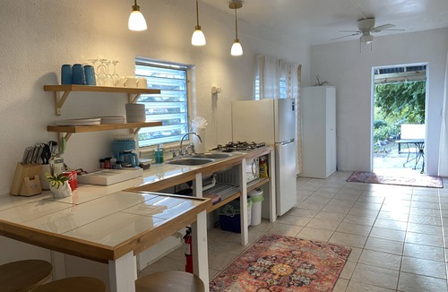 Contant Farms Apartment | Pirate's Cove STJ 🏴‍☠️15 minute walk to town and newly remodeled king 1 bdrm, AC🏝🏴‍☠️