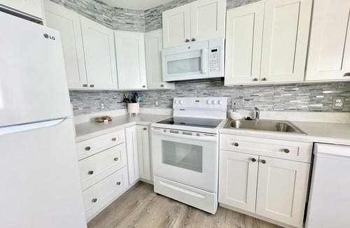 Bolongo Bay Condo | Platinum Paradise! Renovated/Modern Luxury! Romantic Couples Getaway! Book Now!