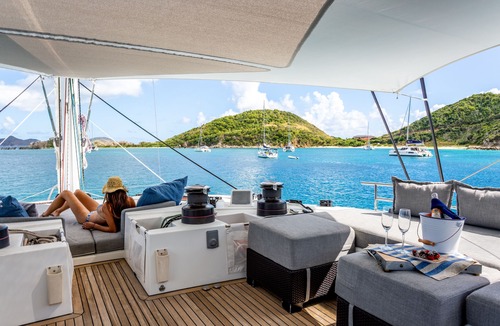 Flag Hill Boat Rental | Private Luxury Yacht with Captain & Chef - All-inclusive for up to 10 guests