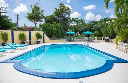 Estate Ruby Apartment | Private Tropical Hillside Oasis