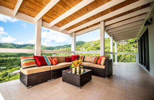 Upper Carolina Cottage | Salty Kisses & Goodnight Wishes-Come enjoy St. John, USVI, in peaceful Coral Bay