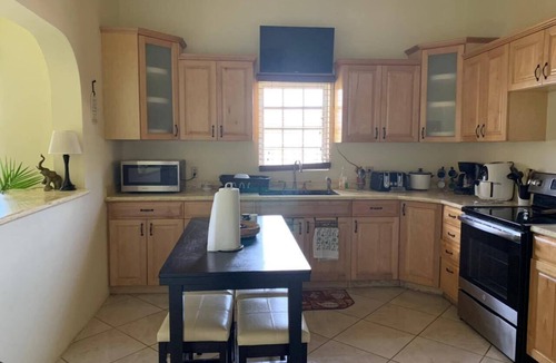 Estate Strawberry Hill House | Spacious 3-Bed 2-Bath Fully Air Conditioned Home