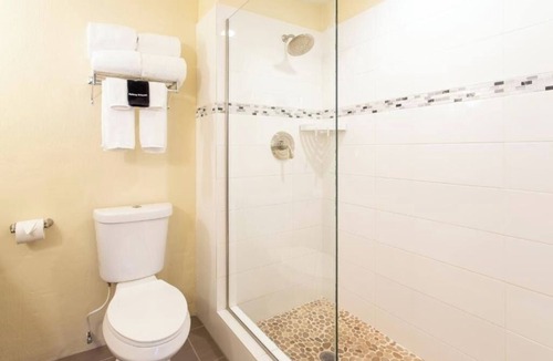 Estate East Street Hotel | Spacious and Stylish City View Room Perfect for Families Exploring the Island's
