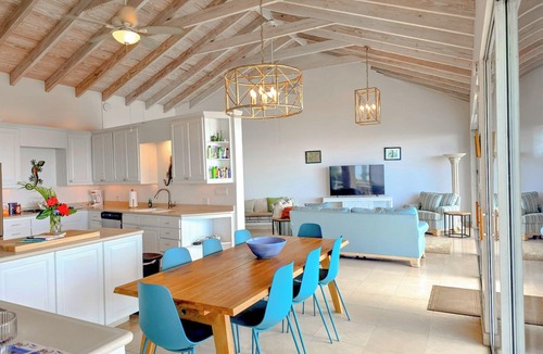 Estate Lerkenlund Villa | Stunning 4 Bedroom with Attached Apartment, Private Pool and Ocean View