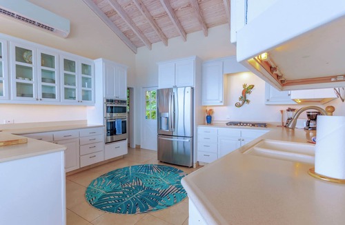 Estate Lerkenlund Villa | Stunning 4 Bedroom with Attached Apartment, Private Pool and Ocean View