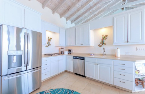 Estate Lerkenlund Villa | Stunning 4 Bedroom with Attached Apartment, Private Pool and Ocean View