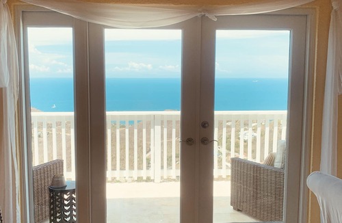 South Coast Villa | Stunning Ocean Views in Island-Flavor Elegance, with Balconies, Parrots, Geckos.