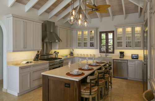 Rendezvous & Ditleff Villa | Stunning views! Infinity pool. 5* South Shore home.