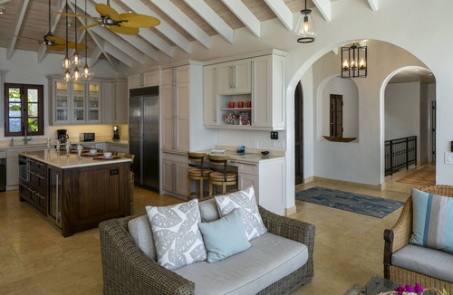 Rendezvous & Ditleff Villa | Stunning views! Infinity pool. 5* South Shore home.