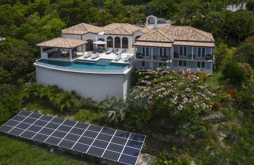 Rendezvous & Ditleff Villa | Stunning views! Infinity pool. 5* South Shore home.
