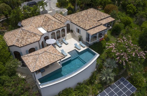 Rendezvous & Ditleff Villa | Stunning views! Infinity pool. 5* South Shore home.