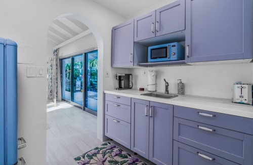 Estate Bakkero Villa | Sunset Sanctuary: Gorgeous 5br w/huge pool/deck & lots of space!