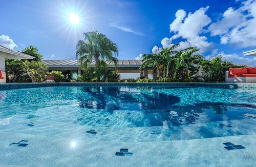 Estate Bakkero Villa | Sunset Sanctuary: Gorgeous 5br w/huge pool/deck & lots of space!