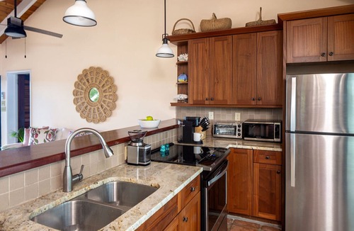 Estate Hawksnest Villa | Terrahawk: North Shore Location! Walk to Gibney Beach!