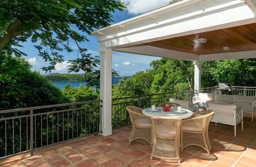 Estate Hawksnest Villa | Terrahawk: North Shore Location! Walk to Gibney Beach!