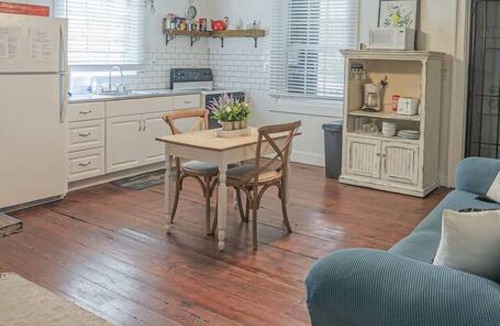 Estate East Street Apartment | The Rooster’s Perch - A Quaint Island Homestead