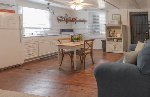 Estate East Street Apartment | The Rooster’s Perch - A Quaint Island Homestead
