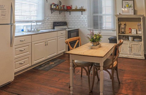Estate East Street Apartment | The Rooster’s Perch - A Quaint Island Homestead
